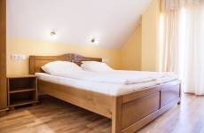 Franciaágyas + 1 szimpla ágy